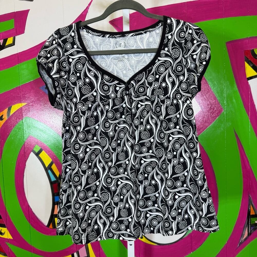 Relativity, Chic Black and White Patterned Blouse, Size PM. Excellent condition!